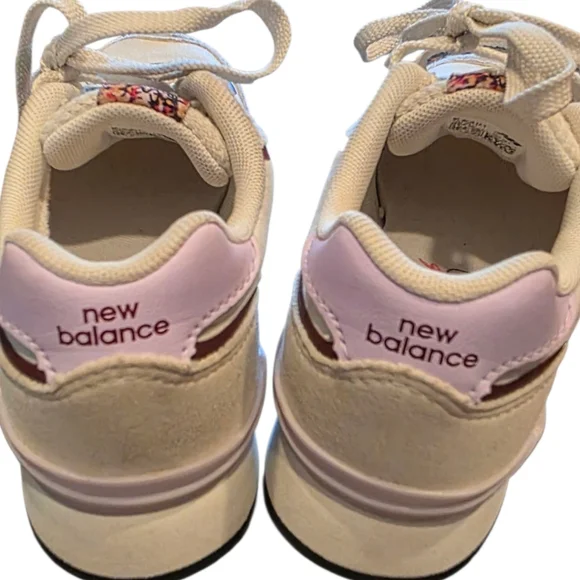 👟Sz. 11 New Balance Women's Cream and Pink Sneakers - Picture 5 of 6